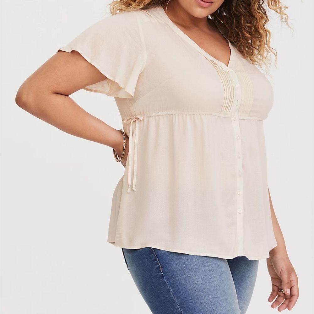 Torrid Ivory Flutter Sleeve Textured Blouse Sz 1x